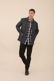 Veste Dengri en denim LYOUM pour homme. Coupe droite, boutons chinois, petites poches plaquées et manches à revers, casual et ultra agréable à porter. Photo de face.