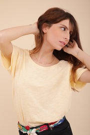 Nouveau tshirt décolleté pour femmes by Lyoum. Coupe droite indémodable, col légèrement décolleté. Habibi ('Mon Amour' en arabe) sérigraphié au dos.