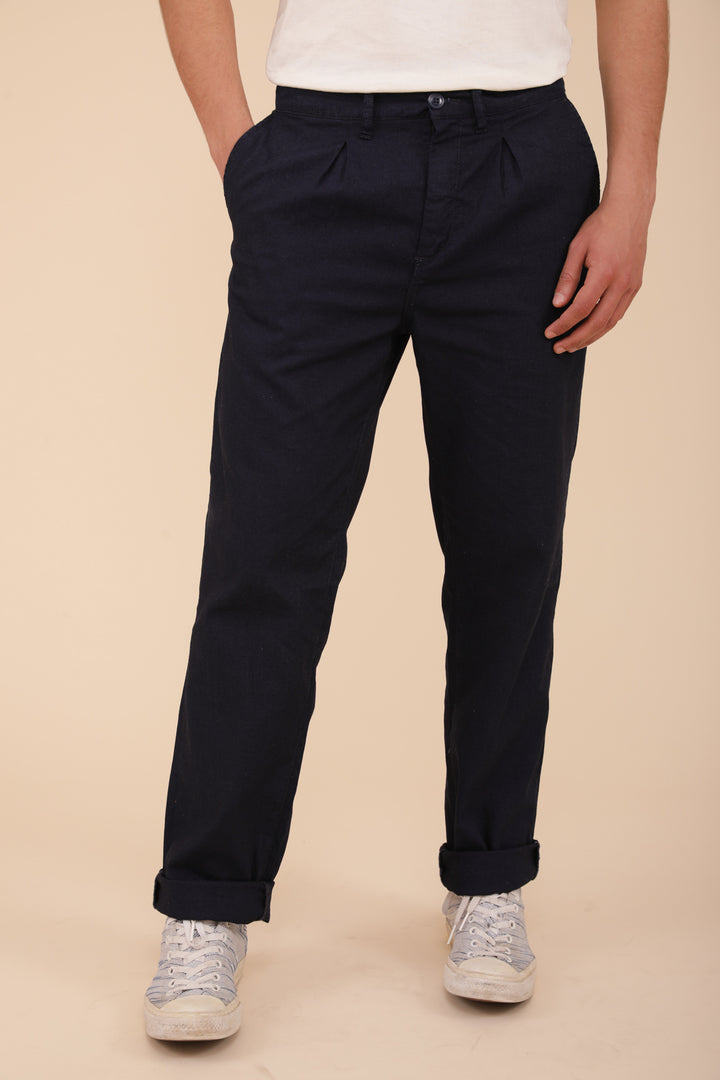 Pantalon Dengri en coton by Lyoum pour hommes. Coupe droite légèrement large pour un tomber fluide et stylé, dans une belle toile de coton résistante et souple.