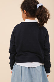 Sweat crop LYOUM pour enfant, ultra doux et méga confortable. Sweat loose légèrement cropé. Broderie Habibi sur le devant, en calligraphie arabe. Photo de dos.