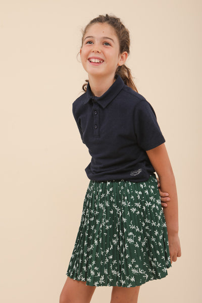 Polo LYOUM pour enfant, coupe unisexe pour un confort optimal. Col et bas de manches en bord-côtes avec trois boutons sur le devant. Broderie Habibi sur le côté, en calligraphie arabe. Photo de face.