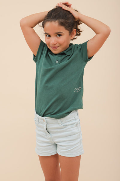 Polo LYOUM pour enfant, coupe unisexe et confort optimal. Col et bas de manches en bord-côtes avec trois boutons sur le devant. Broderie Habibi sur le devant, en calligraphie arabe. Photo de face.