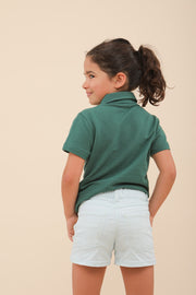 Polo LYOUM pour enfant, coupe unisexe pour un confort optimal. Col et bas de manches en bord-côtes avec trois boutons sur le devant. Broderie Habibi sur le côté, en calligraphie arabe. Photo de dos.