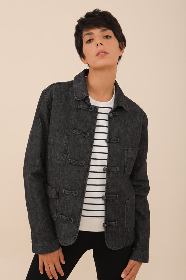 Veste Dengri en denim LYOUM pour femmme. Coupe droite, boutons chinois, petites poches plaquées et manches à revers, casual et ultra agréable à porter. Photo de face.