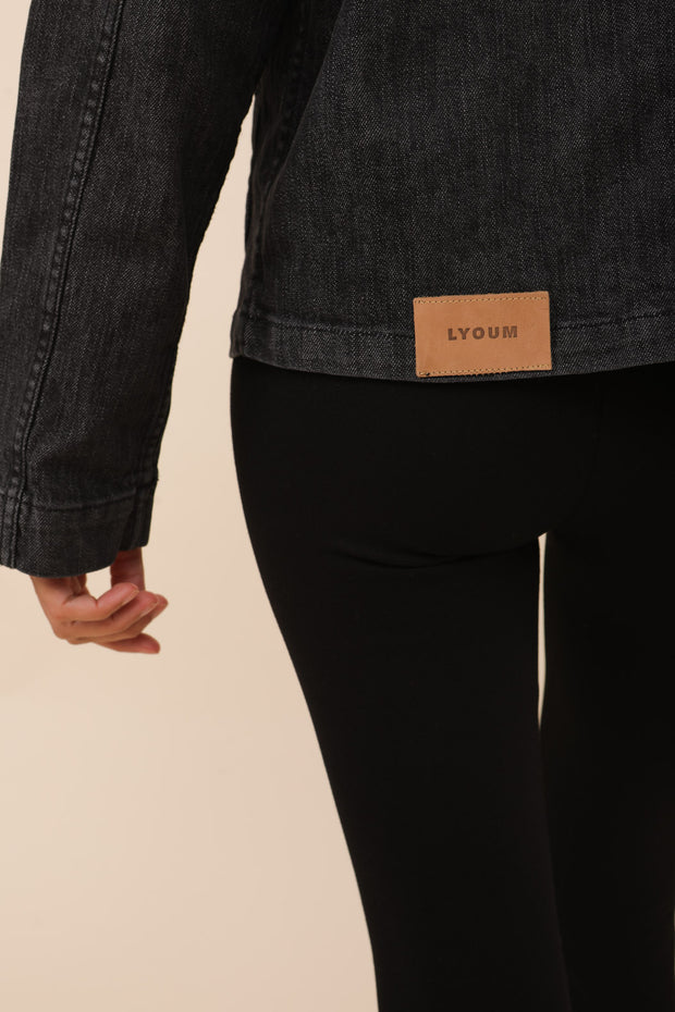 Veste Dengri en denim LYOUM pour femmme. Coupe droite, boutons chinois, petites poches plaquées et manches à revers, casual et ultra agréable à porter. Photo zoom sur l'étiquette. 