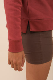 Découvrez le nouveau sweat pour femme, légèrement croppé avec des petites fentes sur les cotés pour un effet cool décontracté.