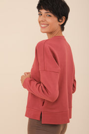 Sweat LYOUM pour femmme, coupe féminine et légèrement croppée avec des petites fentes sur les côtes, en molleton doux. Broderie Habibi (Mon amour en arabe) sur le devant. 