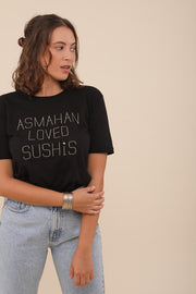  Tshirt LYOUM pour femme, casuel et ultra agréable à porter. Broderie Asmahan Loved Sushis sur le devant. Photo de face.
