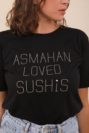  Tshirt LYOUM pour femme, casuel et ultra agréable à porter. Broderie Asmahan Loved Sushis sur le devant. Photo de face.