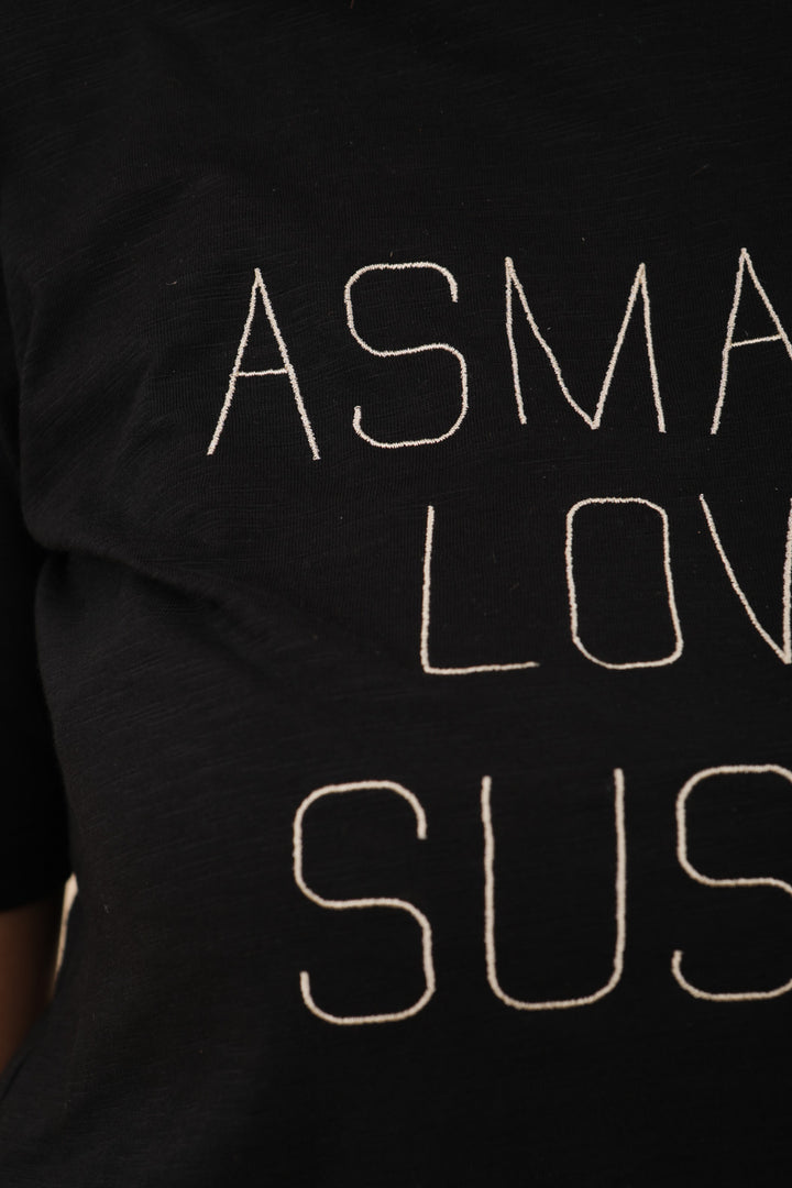  Tshirt LYOUM pour femme, casuel et ultra agréable à porter. Broderie Asmahan Loved Sushis sur le devant. Photo zoom sur la matière.