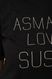  Tshirt LYOUM pour femme, casuel et ultra agréable à porter. Broderie Asmahan Loved Sushis sur le devant. Photo zoom sur la matière.