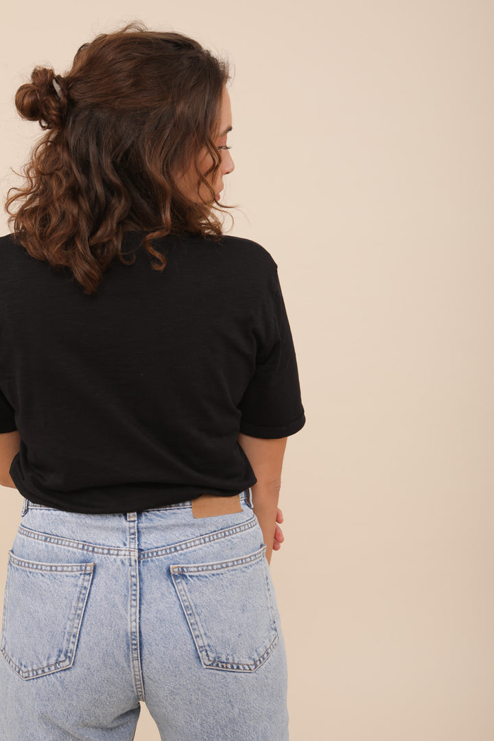  Tshirt LYOUM pour femme, casuel et ultra agréable à porter. Broderie Asmahan Loved Sushis sur le devant. Photo de dos.