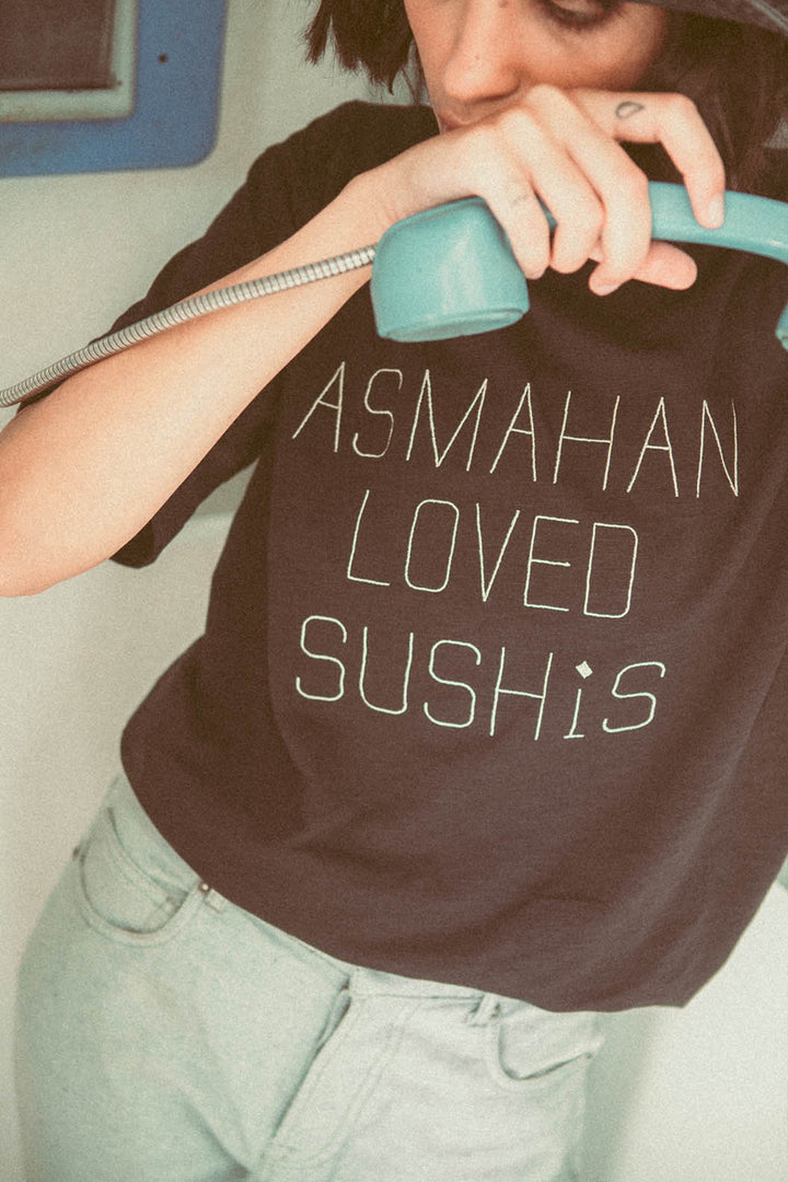  Tshirt LYOUM pour femme, casuel et ultra agréable à porter. Broderie Asmahan Loved Sushis sur le devant. Photo de face.
