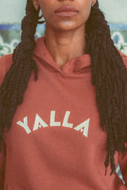 Hoodie LYOUM pour femme, coupe parfaite et ultra agréable à porter. Broderie Yalla sur le devant. Photo de face.