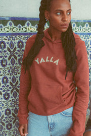 Hoodie LYOUM pour femme, coupe parfaite et ultra agréable à porter. Broderie Yalla sur le devant. Photo de face.