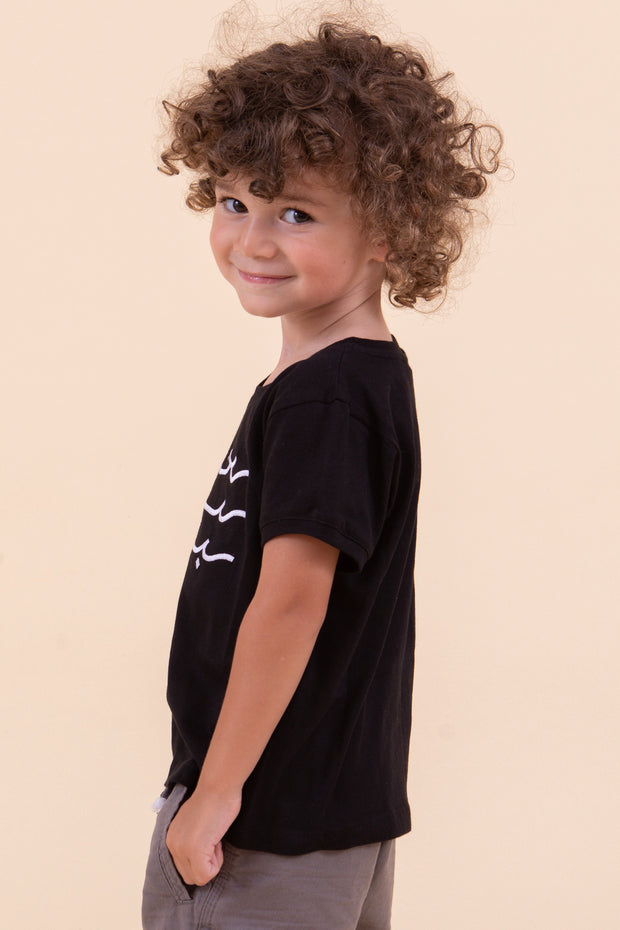 Nouveau t-shirt unisexe pour enfant by LYOUM. Coupe parfaite et manches longues, déjà irrésistible.