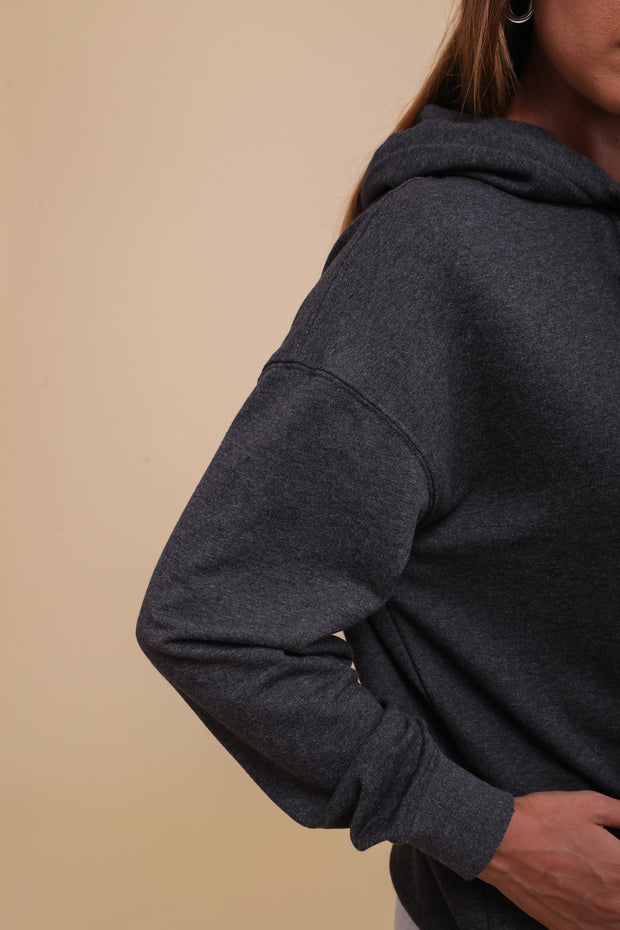 Hoodie loose pour femme by LYOUM, couleur gris foncé chiné. Manches tombantes et coupe loose.