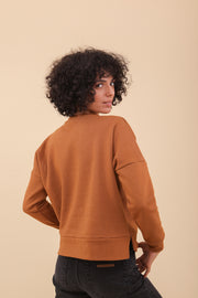 Sweat en molleton épais gratté, légèrement croppée, des manches tombantes pour un léger aspect 'loose' et avec des petites fentes sur les côtés.