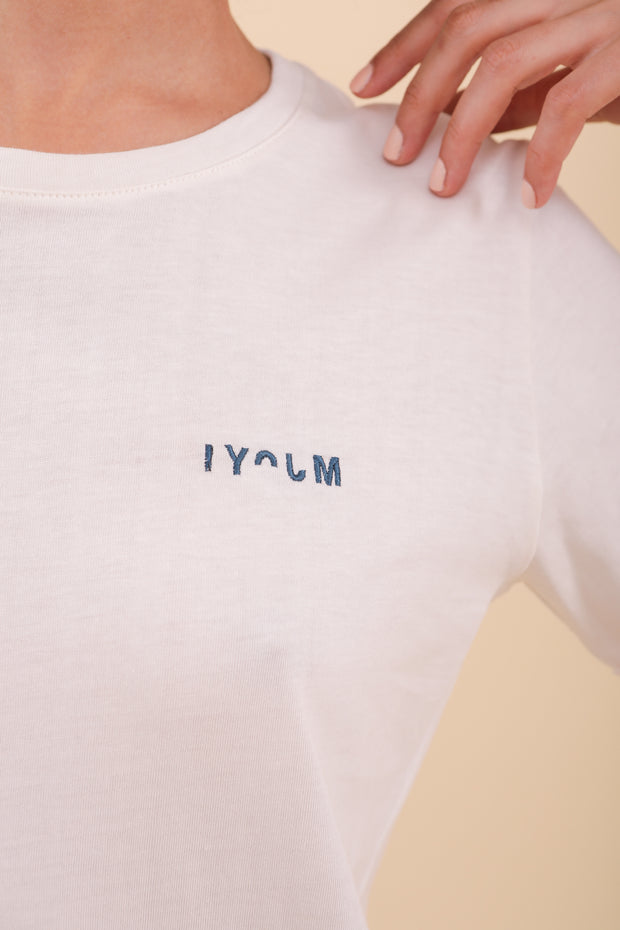 Petite broderie LYOUM au niveau du coeur. 