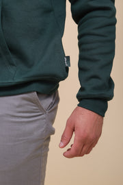 Pièce iconique, le hoodie pour homme by LYOUM, en molleton épais et gratté. Coupe droite parfaite, manches longues et étiquette LYOUM sur le coté.