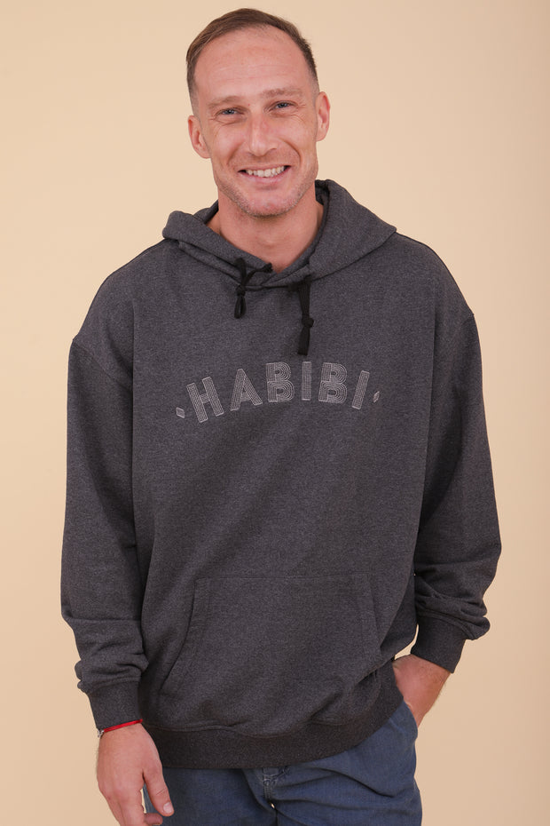 Nouveau hoodie Habibi loose en molleton doux. Coupe loose ultra agréable avec manches légèrement tombantes.
