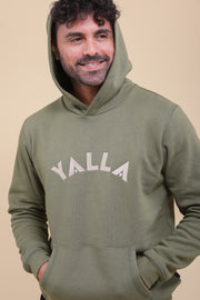 Pièce iconique, le hoodie pour homme by LYOUM, en molleton épais et gratté, de couleur vert kaki. 