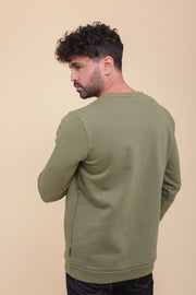 Pièce iconique, le sweat pour homme by LYOUM, en molleton épais et gratté, de couleur vert kaki. Une coupe classique et indémodable, manches longues et col rond. 
