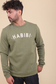 Sweat en molleton épais et gratté, de couleur vert kaki. Une coupe classique et indémodable, manches longues et col rond. Broderie 'Habibi' ('Mon amour' en arabe) sur le devant.