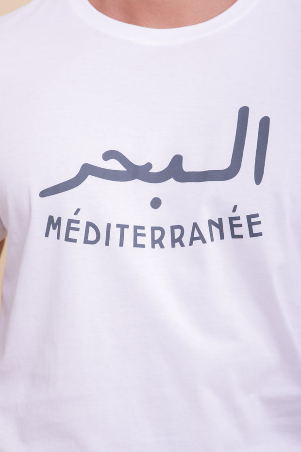 Sérigraphie 'La Mer Méditerranée' en arabe et français sur le devant.