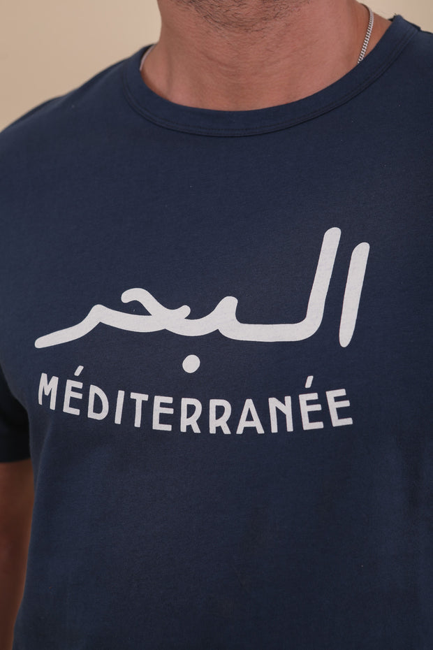 Signature LYOUM : 'La Mer Méditerranée' en mix arabe et français sérigraphié sur le devant.