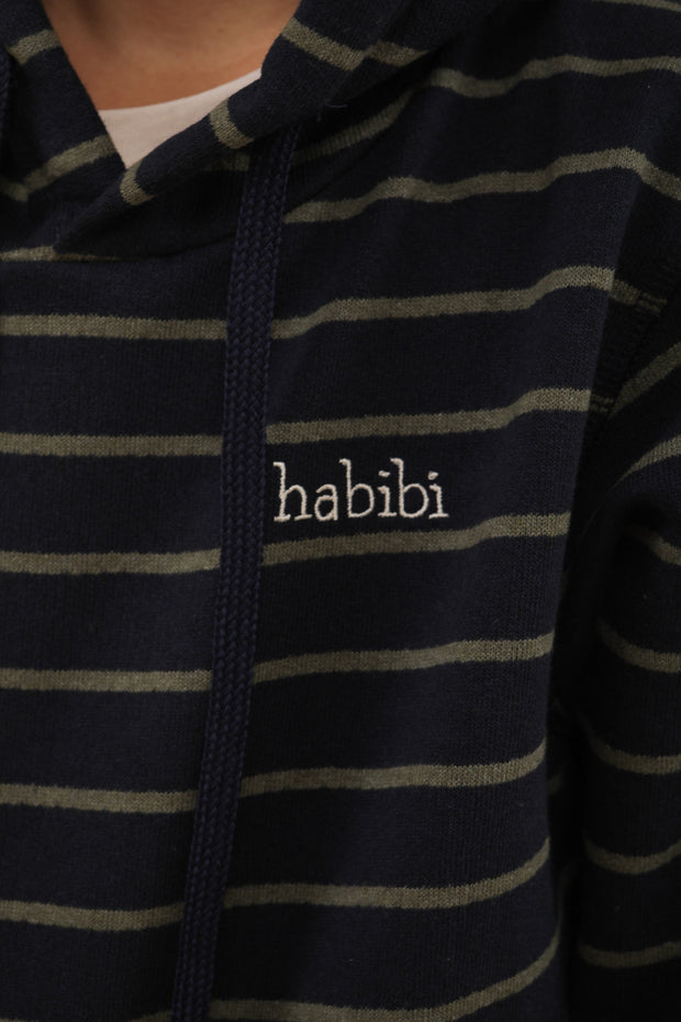  Hoodie LYOUM pour enfant, casuel et ultra agréable à porter. Petite broderie 'Habibi' (Mon amour en arabe) au coeur. Photo zoom sur le message.