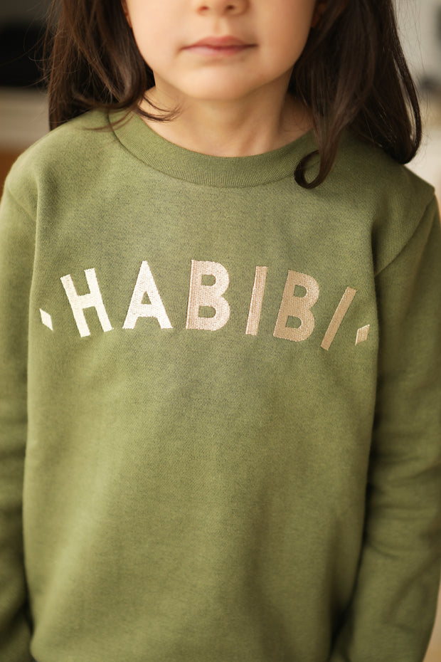 Le chouchou de tous : le sweat habibi. Coupe parfaite avec 'Habibi' ('Mon Amour' en arabe) brodé sur le devant; pour enfants by LYOUM.