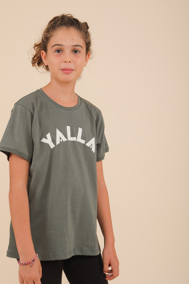 Tshirt LYOUM pour enfant, casuel et ultra agréable à porter. Sérigraphie 'Yalla' sur le devant. Photo de face.