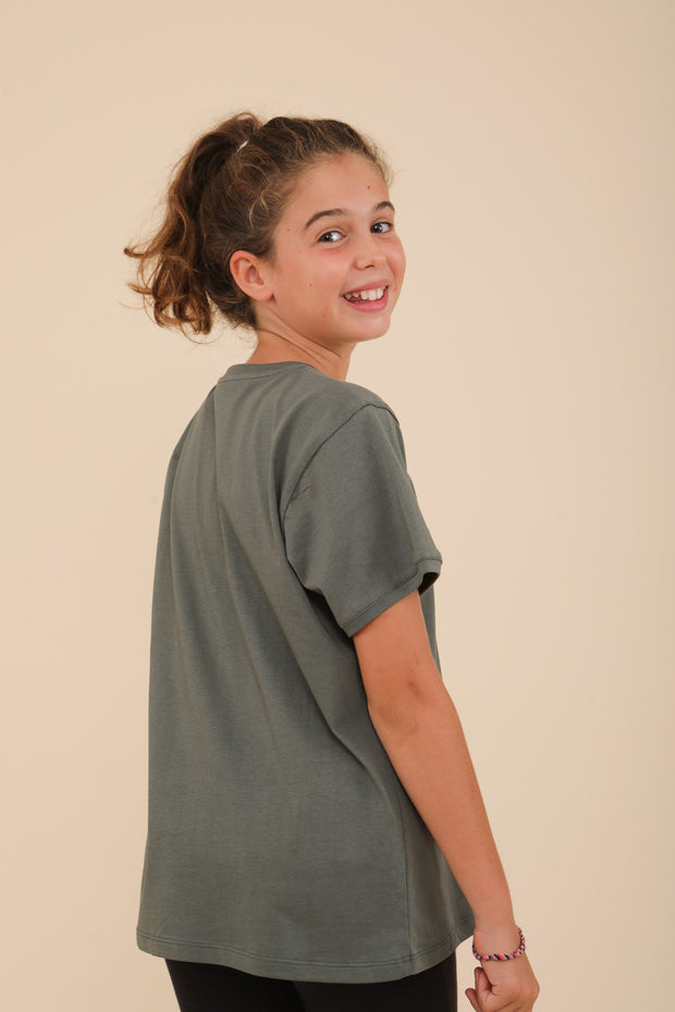 Tshirt LYOUM pour enfant, casuel et ultra agréable à porter. Sérigraphie 'Yalla' sur le devant. Photo de dos.