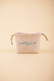 Pochette à cordant avec broderie notre message exclusif 'La Menthe dans le Coeur' en calligraphie arabe, brodé sur un côté, en fil vert-d'eau. La petite trousse idéale et pratique à emporter partout.