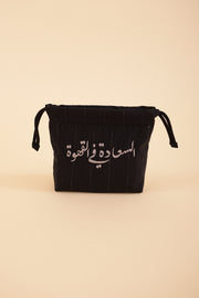 Pochette à cordant avec broderie exclusivité LYOUM 'le Bonheur est dans le Café' en calligraphie arabe, brodé sur un côté, en fil écru. La petite trousse idéale et pratique à emporter partout.