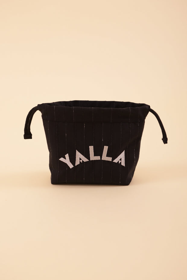 Pochette à cordant avec broderie 'Yalla' sur un côté. La petite trousse idéale et pratique à emporter partout.