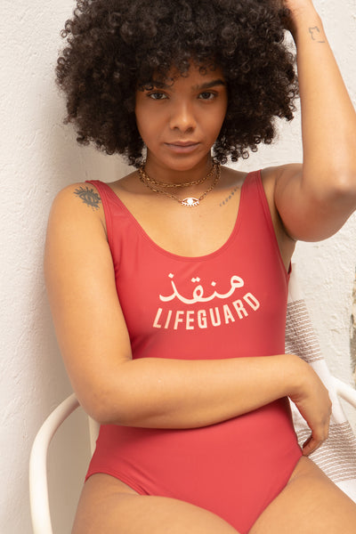 Nouveau maillot une-pièce LYOUM, message exclusif ‘sauveteur’ en arabe et en anglais.