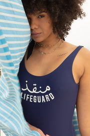 Nouveau maillot une-pièce LYOUM. Message exclusif ‘Lifeguard’ en anglais et arabe.