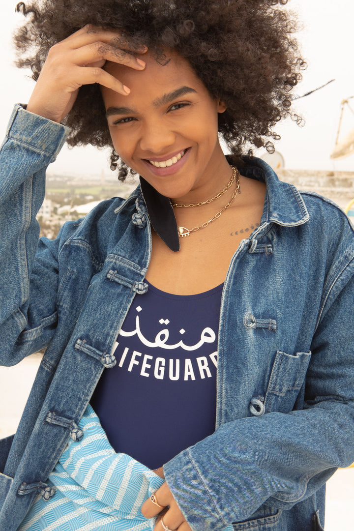 Nouveau maillot LYOUM, ‘Lifeguard’ en mix arabe et anglais. Un une pièce à la coupe élégante et intemporelle, à porter seul ou habillé pour passer de la plage à la ville.