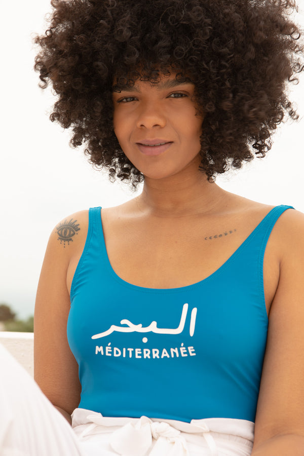 Nouveau maillot LYOUM, modèle une-pièce épuré et élégant. Message La Mer Méditerranée.