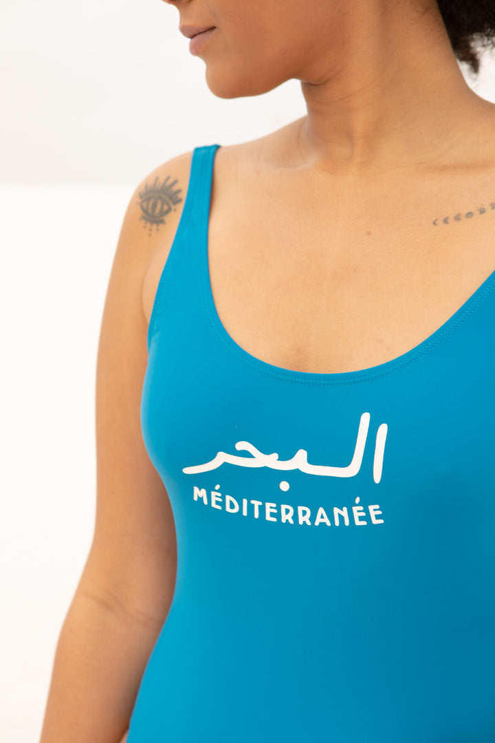 Maillot exclusif LYOUM. Message La Mer Méditerranée en mix arabe-français.