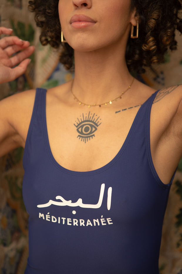 Calligraphie LYOUM exclusive 'La Mer Méditerranée' maintenant sur nos maillots une-pièce.