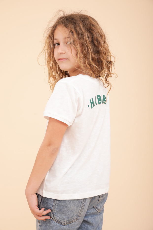 Nouveau t-shirt Habibi pour enfant. Coupe droite et col rond, le tout dans une matière douce et fluide en coton, couleur écru.