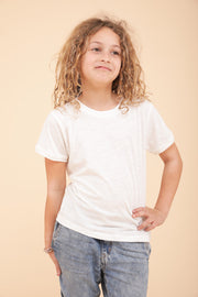 Nouveau t-shirt Habibi pour enfant. Coupe droite et col rond, le tout dans une matière douce et fluide en coton, couleur  écru.