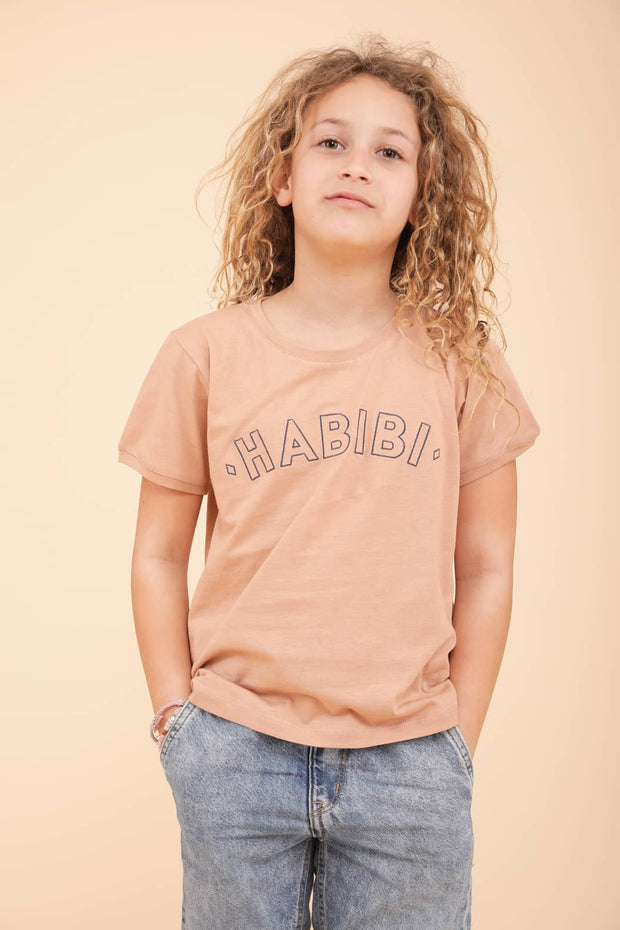 Découvrez le nouveau t-shirt pour enfant by LYOUM. Coupe droite et manches courtes, le tout dans une matière douce et fluide en coton. Signature LYOUM 'Habibi' brodé sur le devant. 