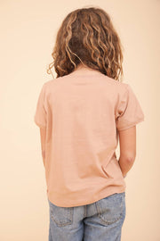 Découvrez le nouveau t-shirt pour enfant by LYOUM. Coupe droite et manches courtes, le tout dans une matière douce et fluide en coton. Couleur rose moka.