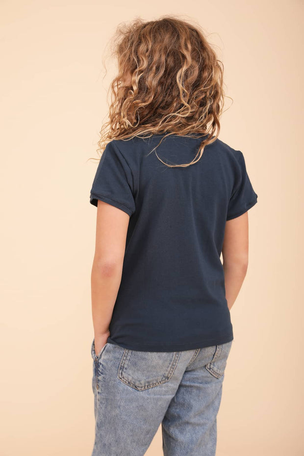 Découvrez le nouveau t-shirt pour enfant by LYOUM. Coupe droite et manches courtes, le tout dans une matière douce et fluide en coton. Couleur blue navy.
