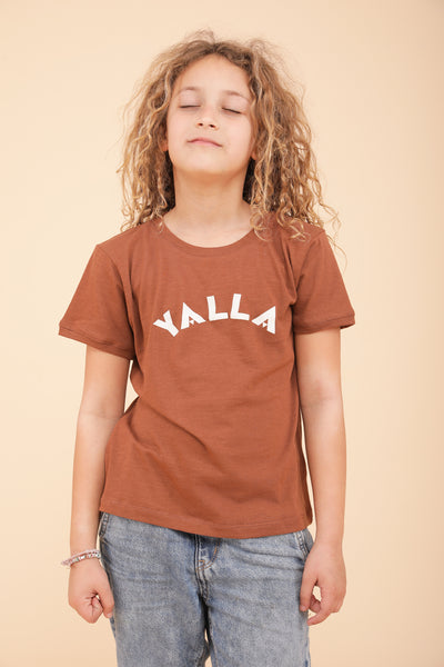 Découvrez le nouveau t-shirt pour enfant by LYOUM. Coupe droite et manches courtes, le tout dans une matière douce et fluide en coton. Signature LYOUM 'yalla' sérigraphié sur le devant.