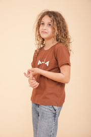 Nouveau t-shirt Yalla pour enfant. Coupe droite et col rond, le tout dans une matière douce et fluide en coton, couleur marron sable. 